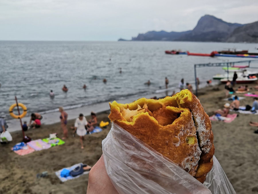 самосы на пляже в судаке фото